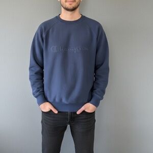Champion Navy Embossed Logo Sweatshirt NWT Men’s Medium Classic Crewneck